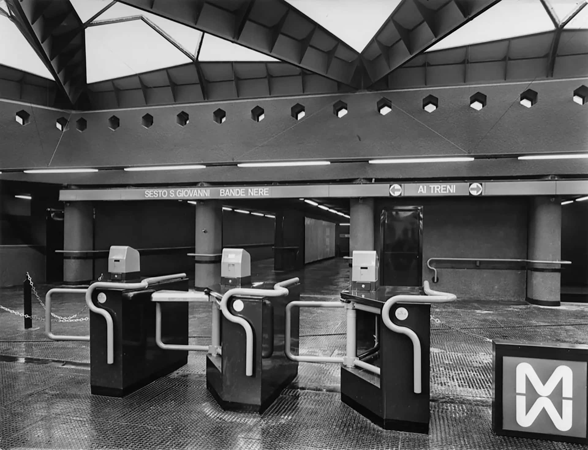 Milan, MM Amendola–Fiera station. Source: https://it.wikipedia.org/wiki/File:Milano,_MM_Amendola-Fiera_03.jpg