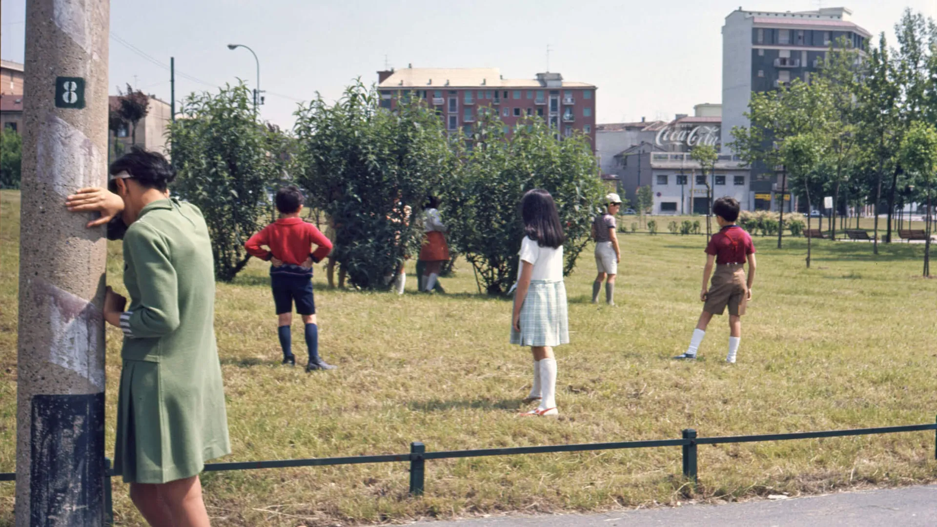 Bimbi che giocano a nascondino in un giardinetto in zona Piazzale Lugano, in Bovisa © Ando Gilardi / Fototeca Gilardi 