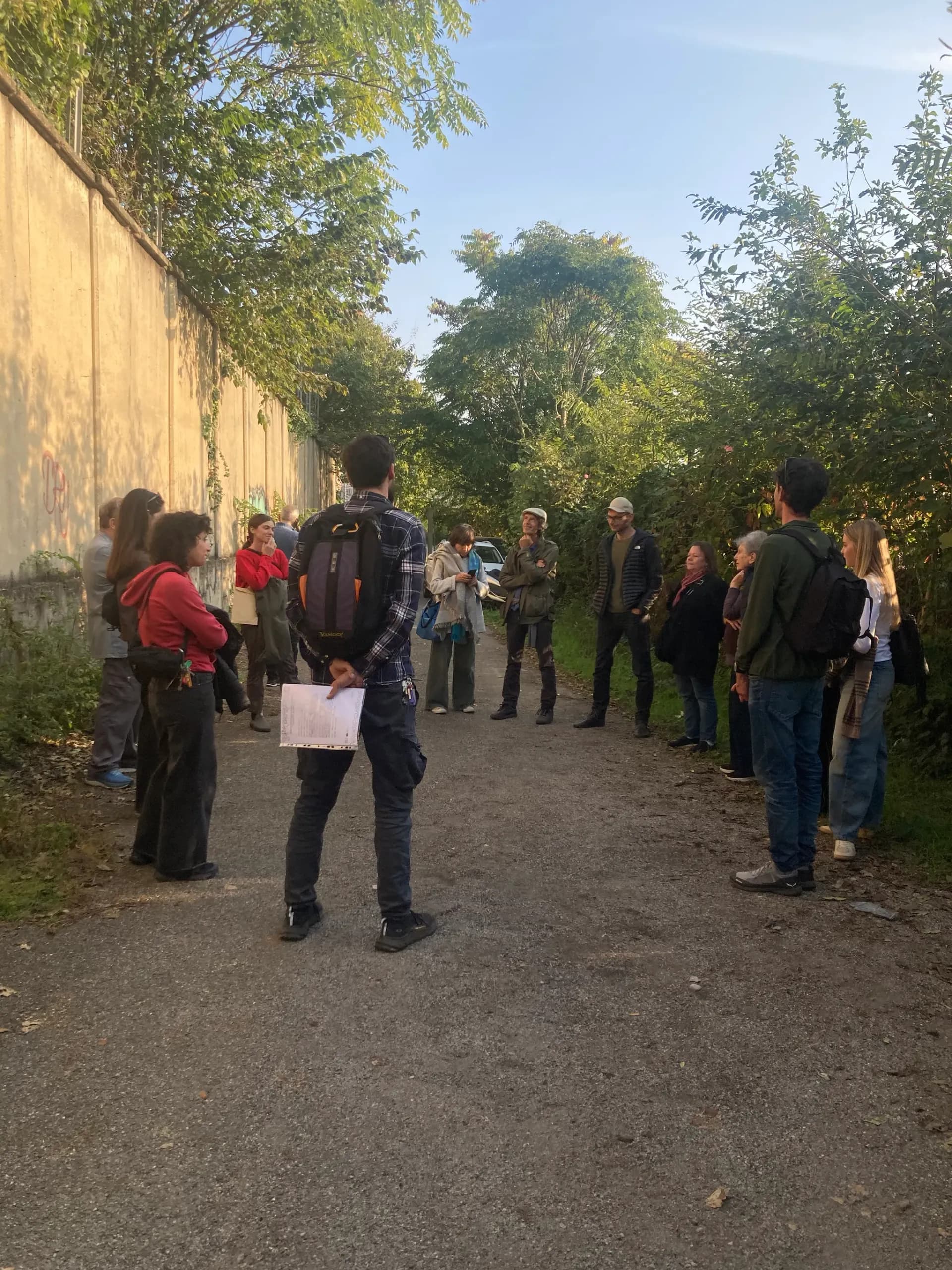 L'incontro con un gruppo di cittadini l'ultimo giorno della residenza di Kilowatt alla Goccia