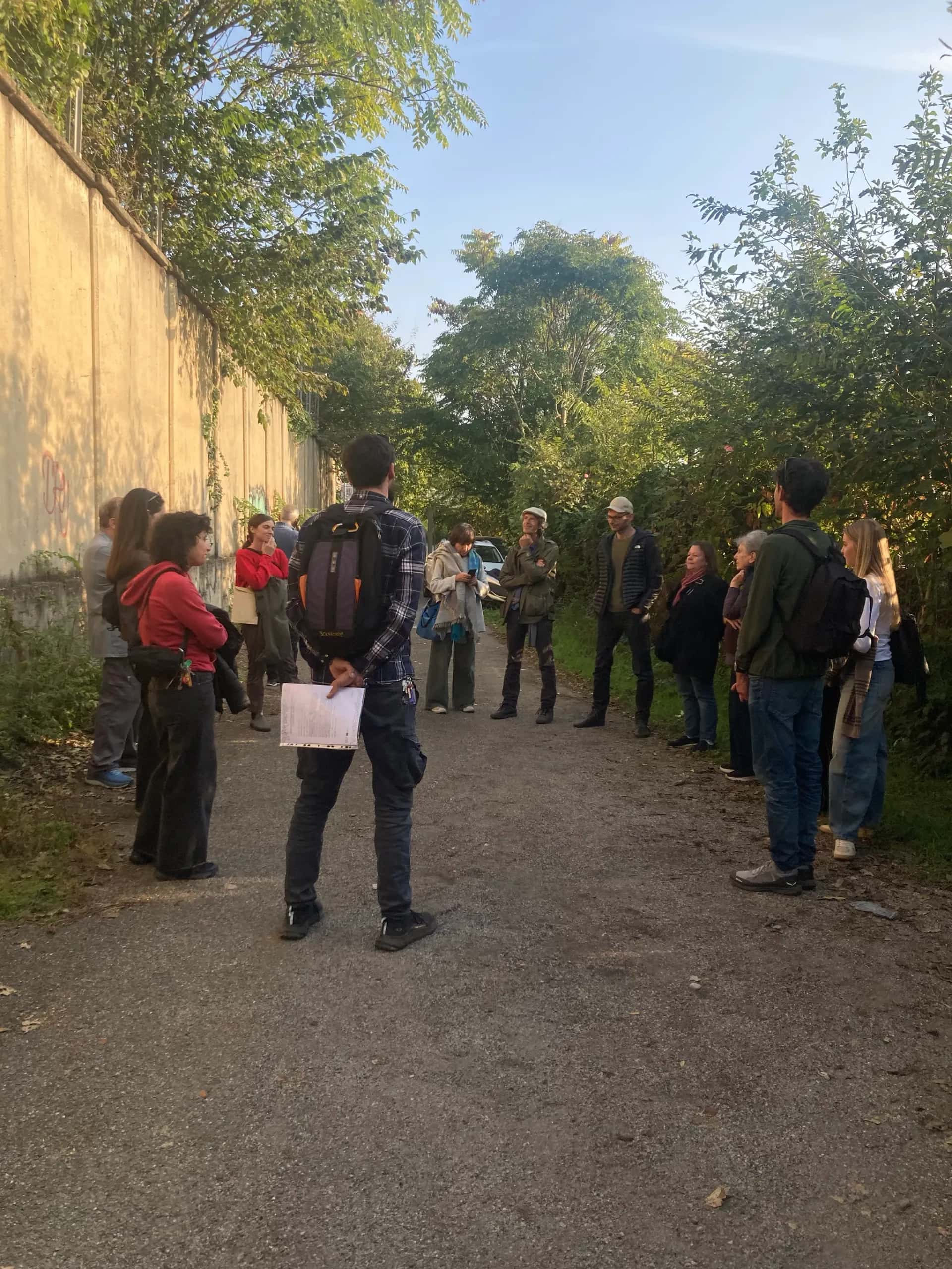 L'incontro con un gruppo di cittadini l'ultimo giorno della residenza di Kilowatt alla Goccia