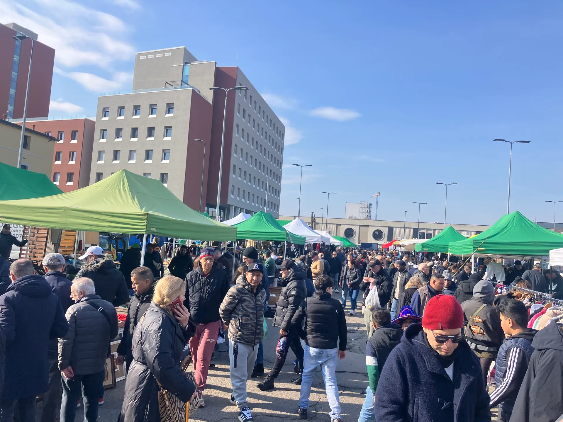 Piazza Emilio Alfieri con il mercato. 