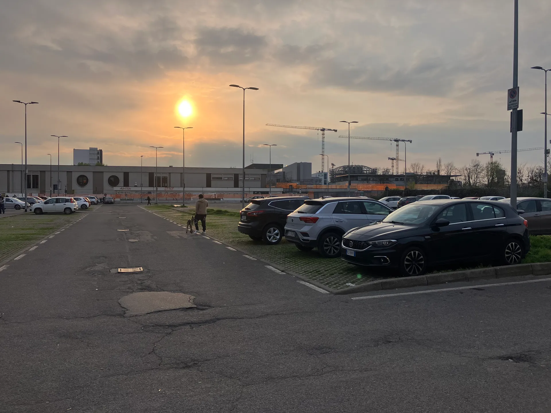 Piazza Emilio Alfieri senza il mercato. 