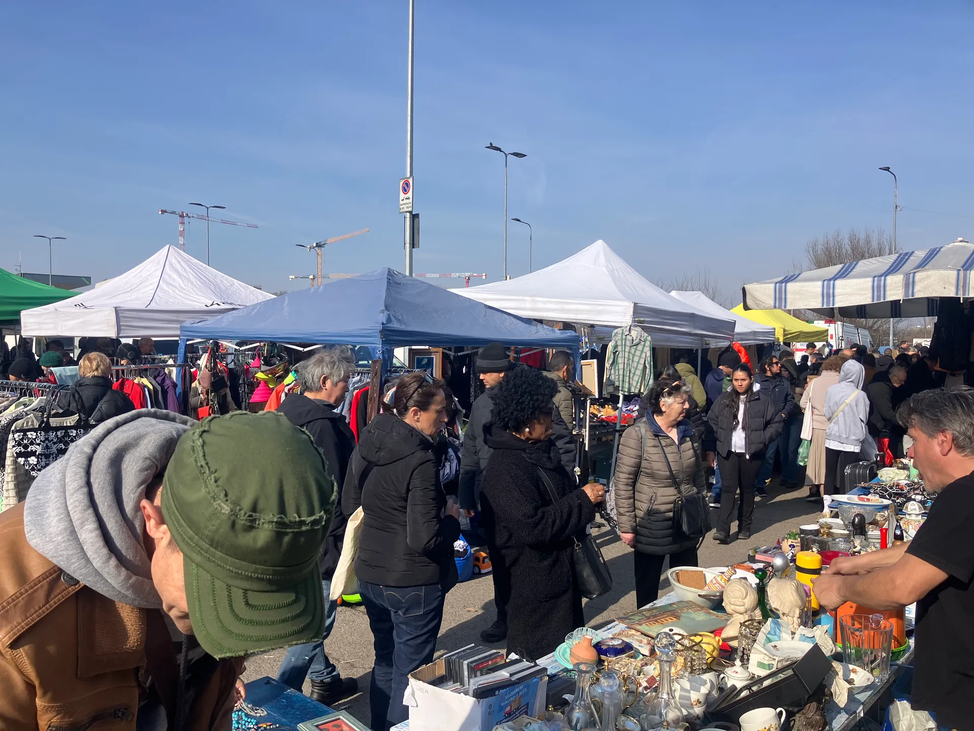 Il mercatino a marzo, in una domenica di sole  