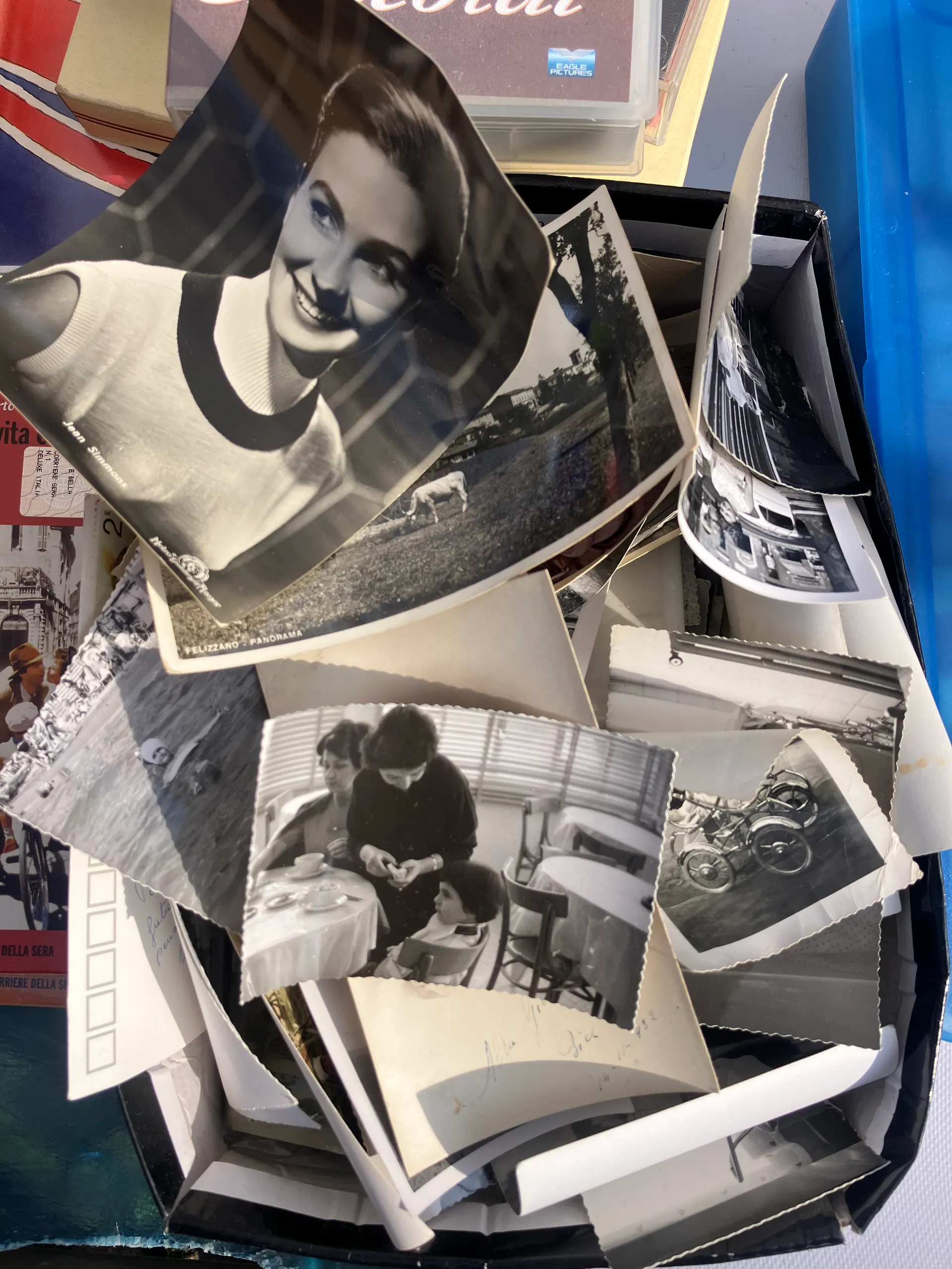 Una delle tante scatole piene di foto in vendita al mercatino della Bovisa 