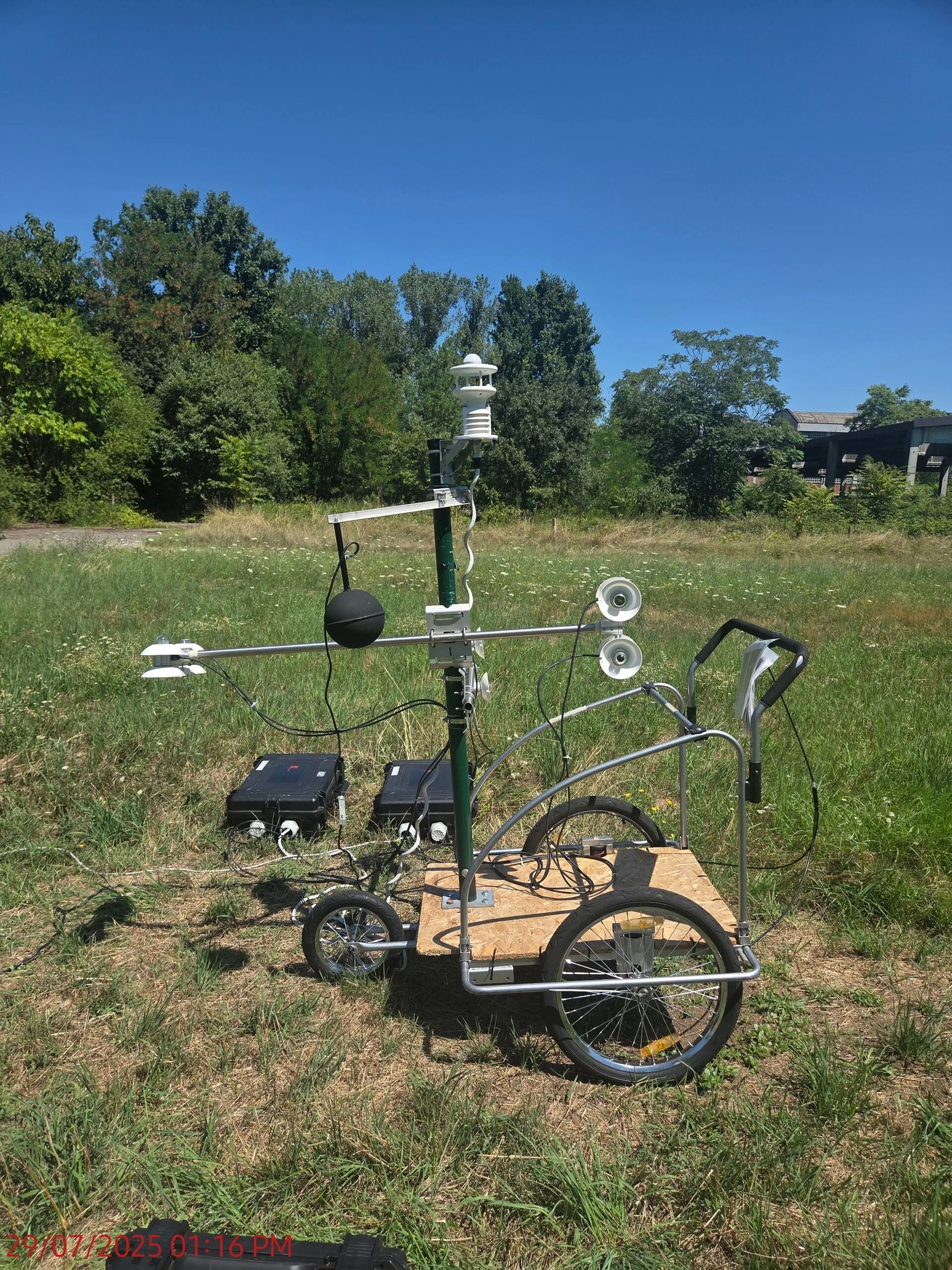 La strumentazione usata alla Goccia per la raccolta dei dati microclimatici. Immagini campagna Polimi