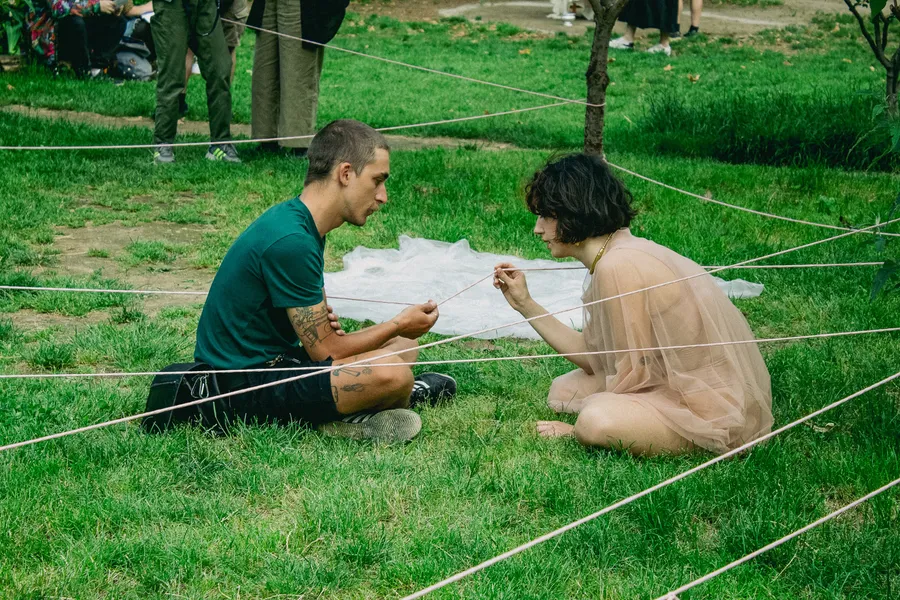 Performance: Una trama di visioni e dimore simbiotiche