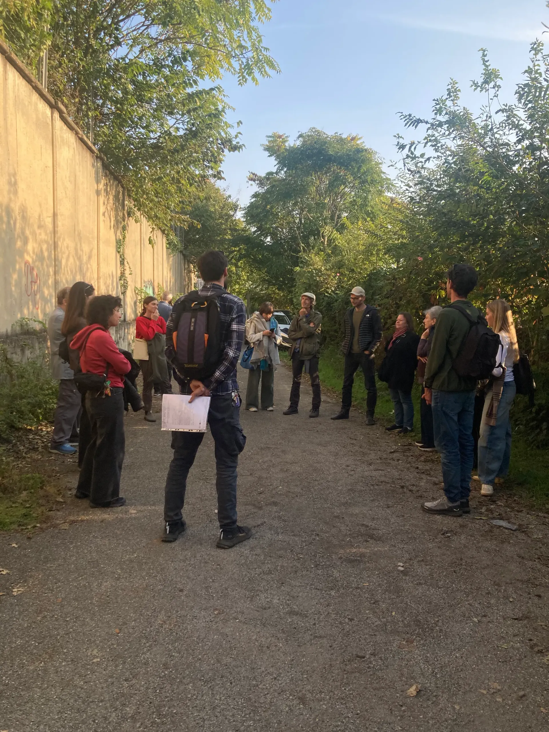 L'incontro con un gruppo di cittadini l'ultimo giorno della residenza di Kilowatt alla Goccia