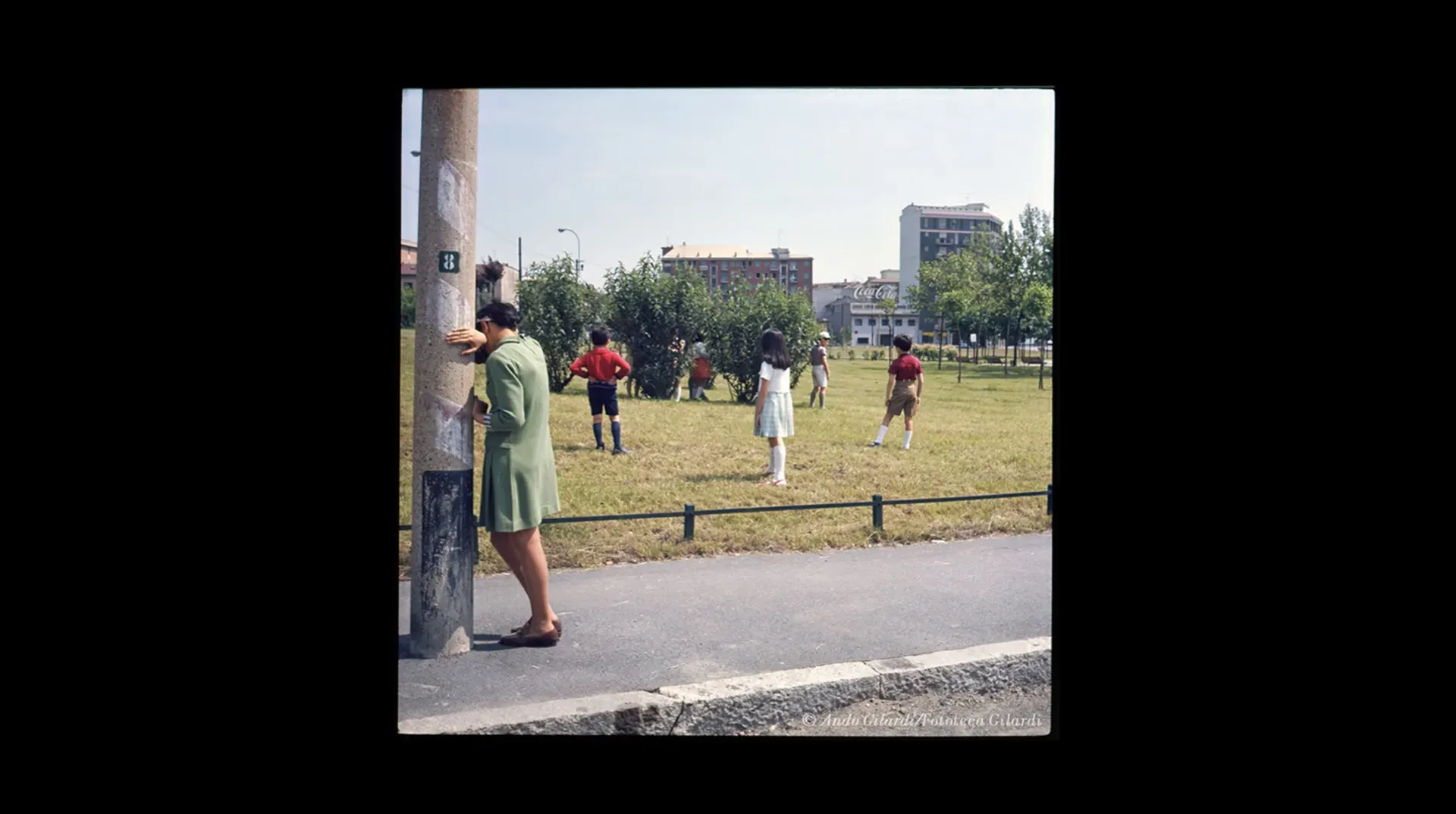 Children playing hide-and-seek in a small garden near Piazzale Lugano, Bovisa © Ando Gilardi / Fototeca Gilardi